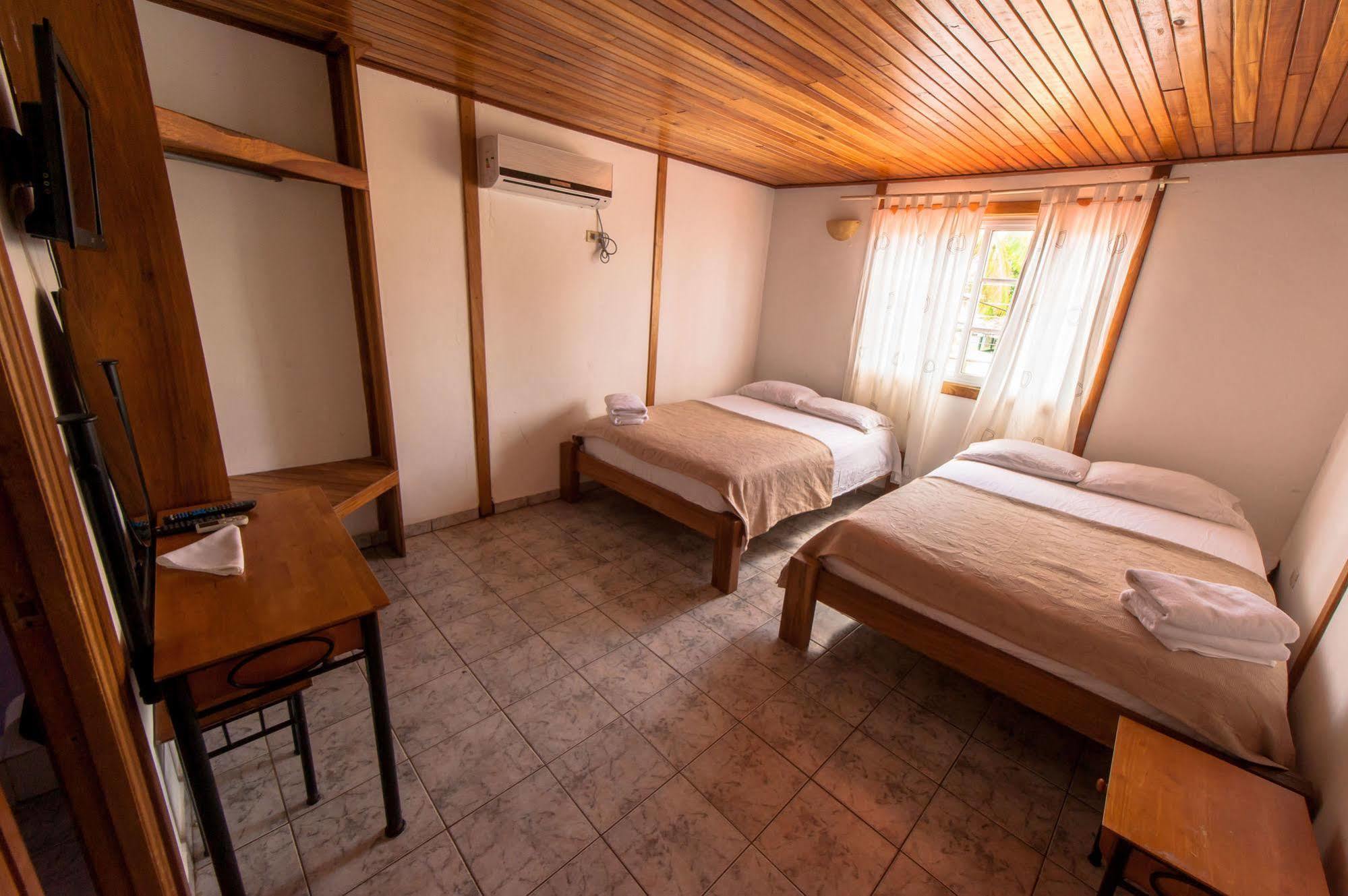 Hotel Posada Los Delfines ボカス・タウン エクステリア 写真