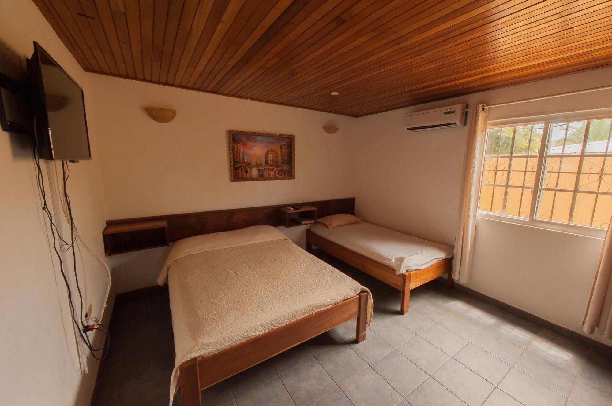 Hotel Posada Los Delfines ボカス・タウン エクステリア 写真
