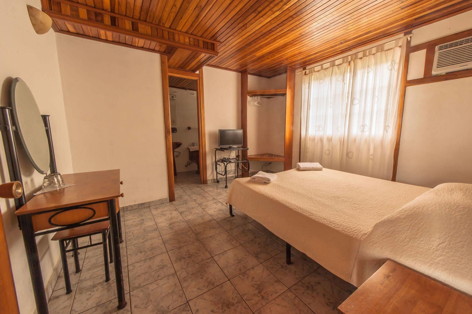 Hotel Posada Los Delfines ボカス・タウン エクステリア 写真